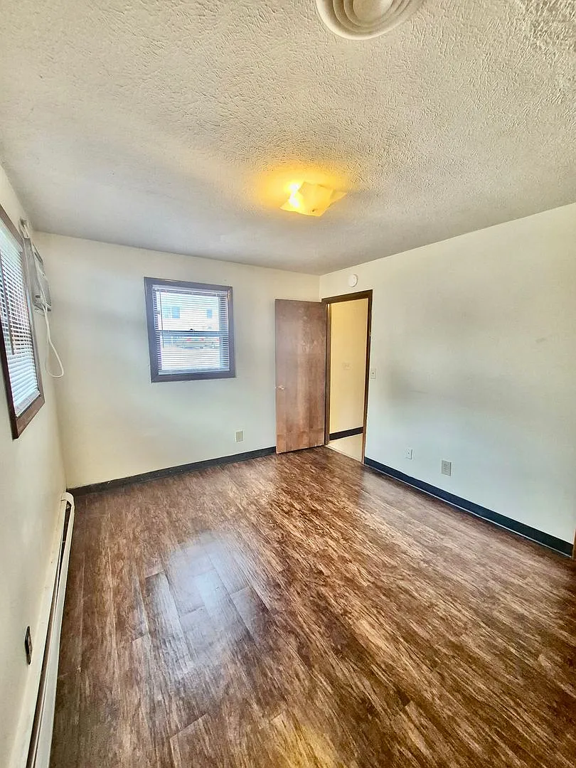2108 Empire St — Photo 4