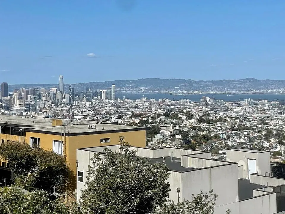 198 (895 Burnett)