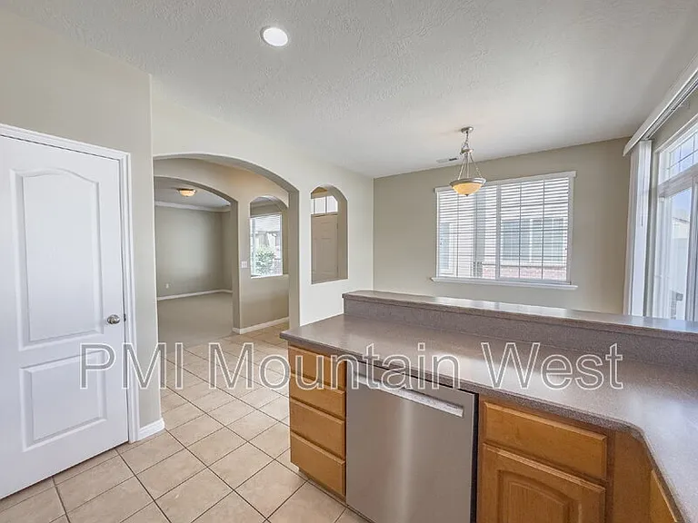 948 Chelsea Ln — Photo 5