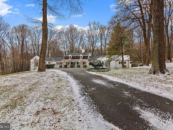 3rd image of 7 Caveswood Ln