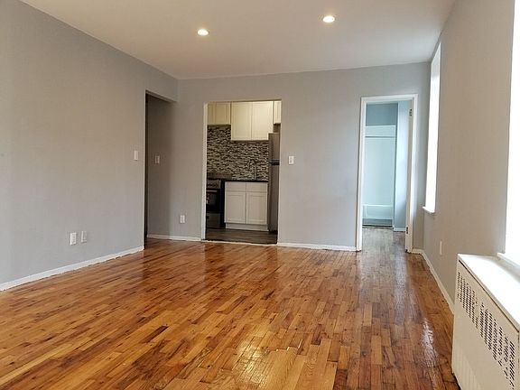 3rd image of 922 Bronx Park S APT 5A