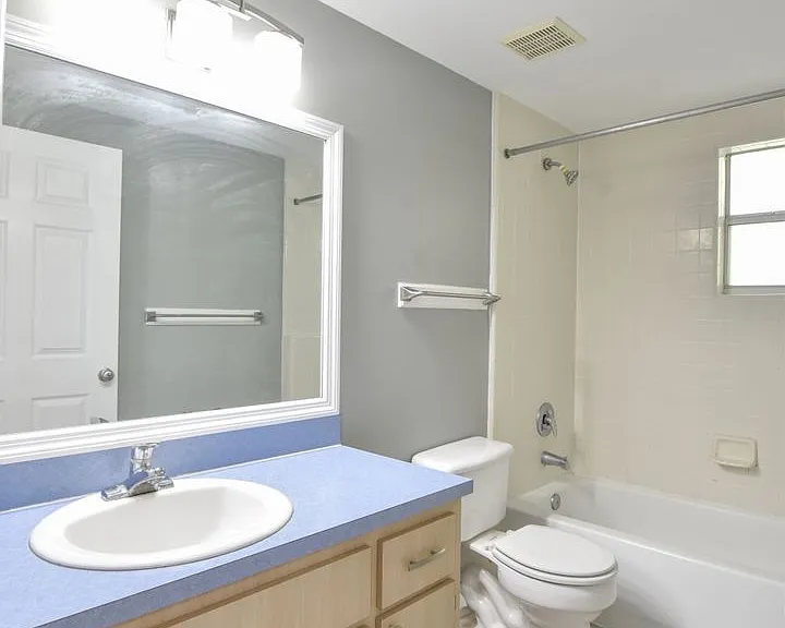2304 SW 35th Pl — Photo 46