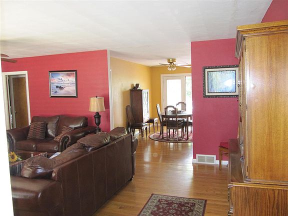 3rd image of 32 Sherwood Dr