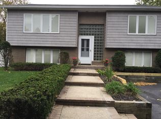 10 Freshman Ln, Stony Brook, NY 11790