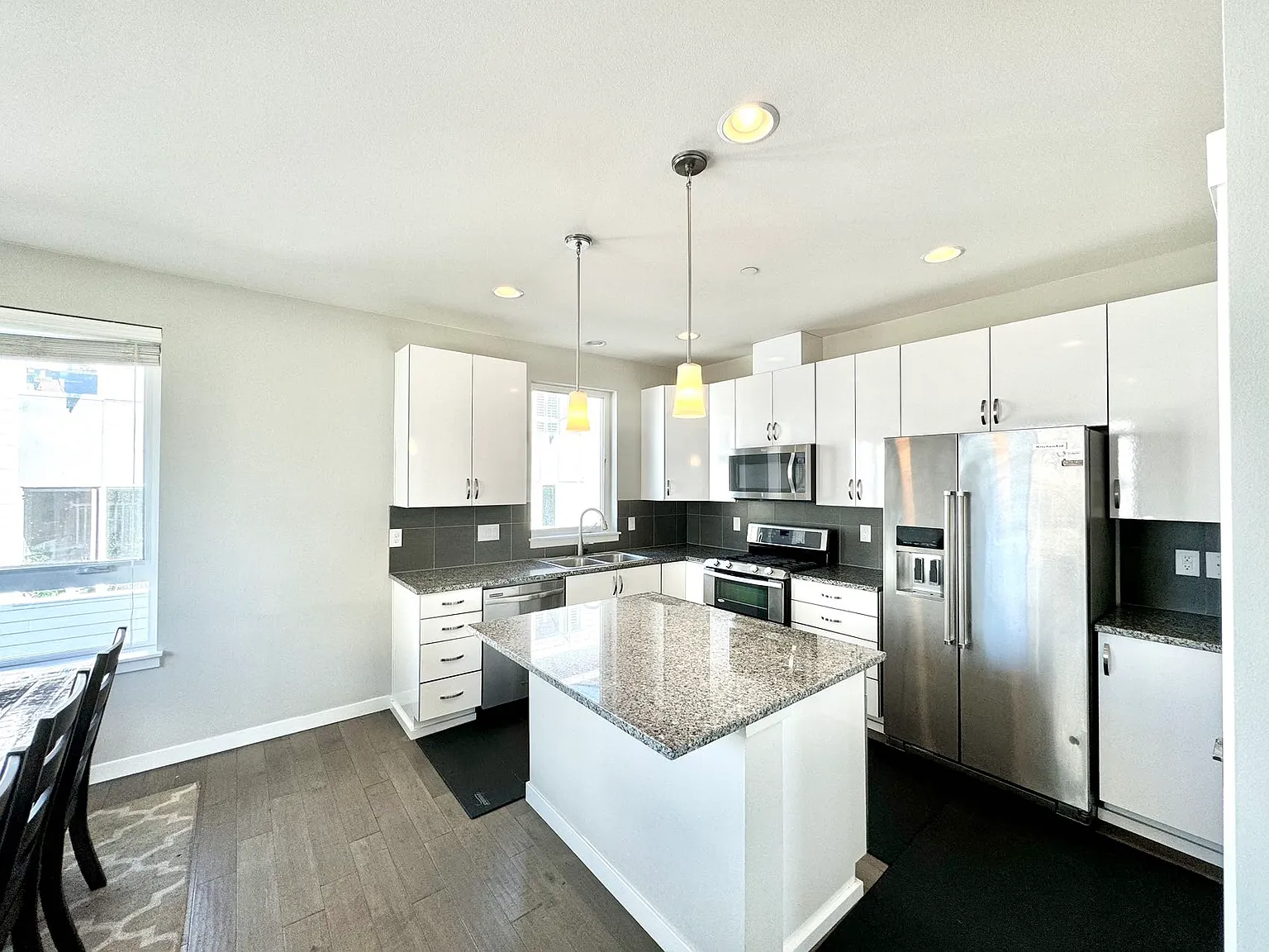 4 bed, 3.5 bath, 2000 sqft, $3,995 — Photo 4