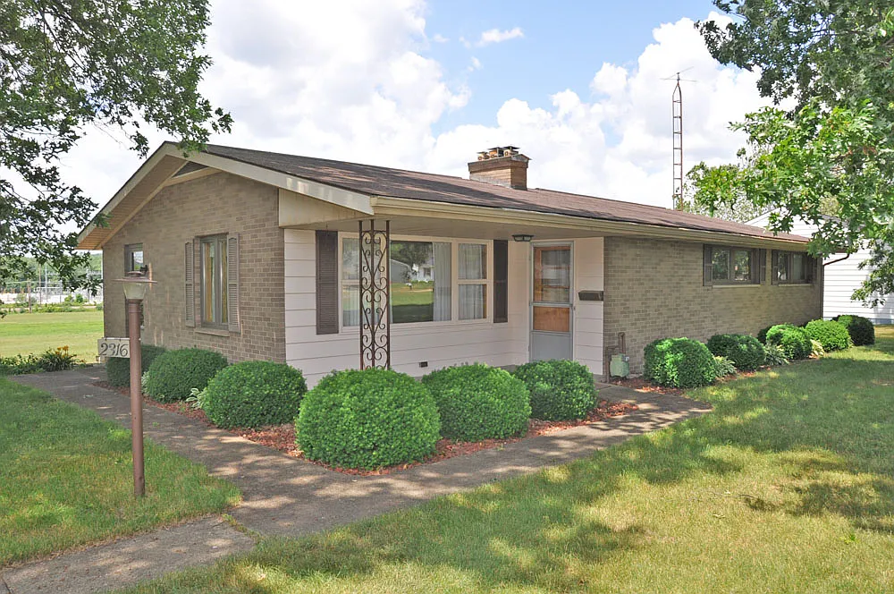 3 bed, 1350 sqft, $1,600 — Photo 1