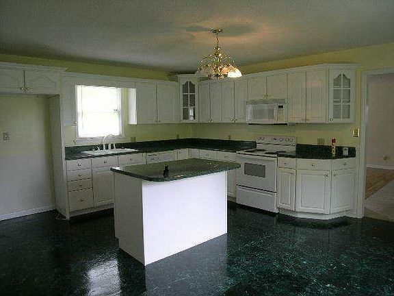 2nd image of 222 Live Oak Trl NE