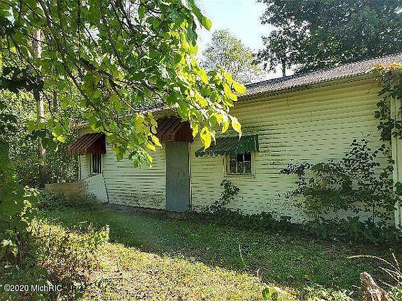 5th image of 227 Andrew St