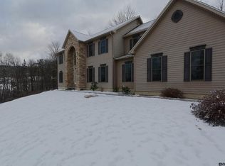 9 Bells Ln, Troy, NY 12180