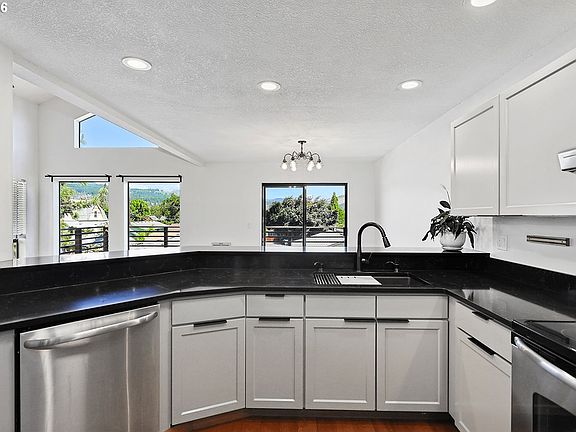 3rd image of 1502 Lincoln St APT 3