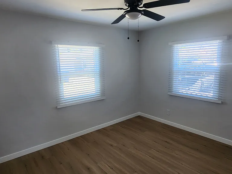 565 Flower St — Photo 12