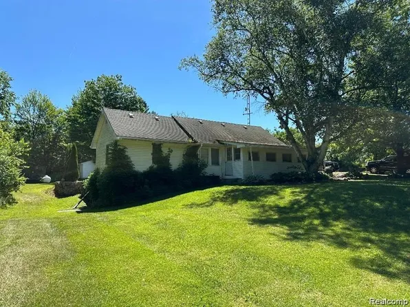 5820 Mack Rd, Howell, MI 48855