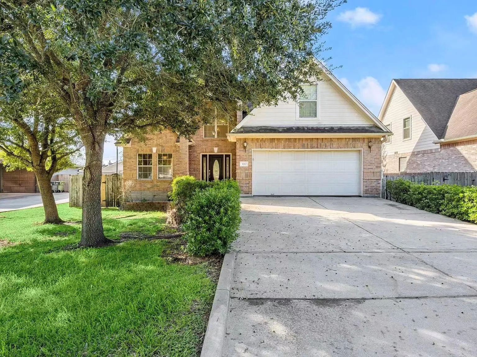 3 bed, 2.5 bath, 1945 sqft, $2,250 — Photo 2