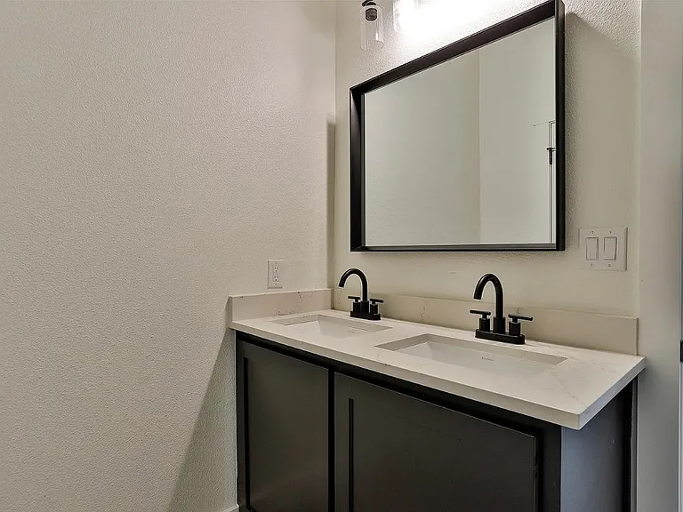 220 Jones St — Photo 12