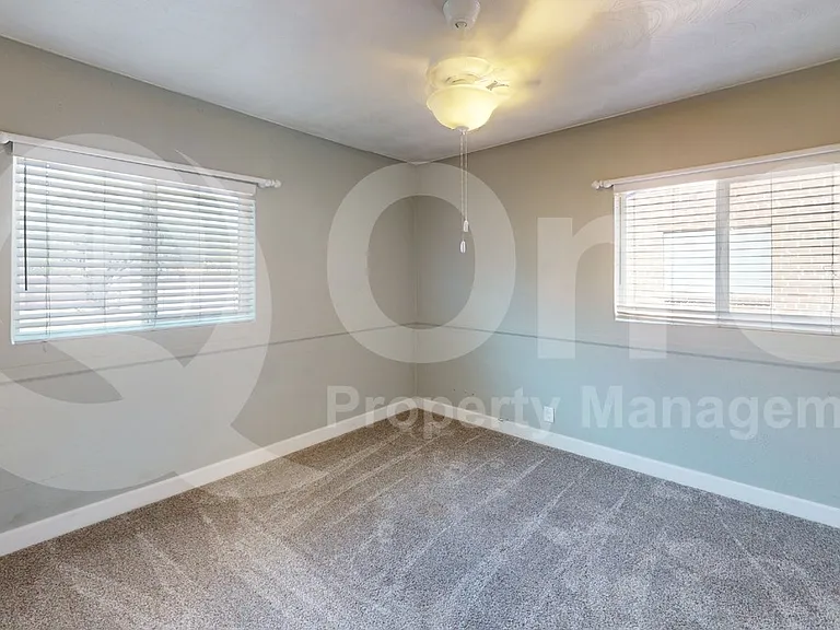 1305 E Water St — Photo 11
