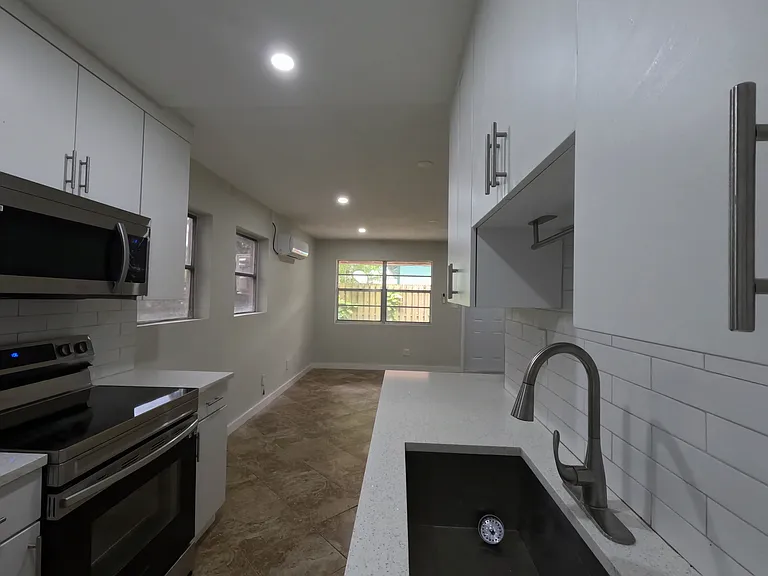 813 SW 29th St #4 — Photo 5
