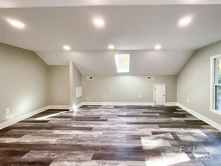 1804 Lucas Ln — Photo 4