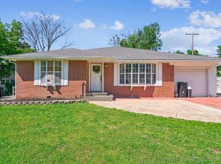 303 SE 3rd St, Pryor, OK 74361