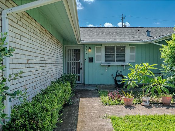 3rd image of 809 Crestview Dr
