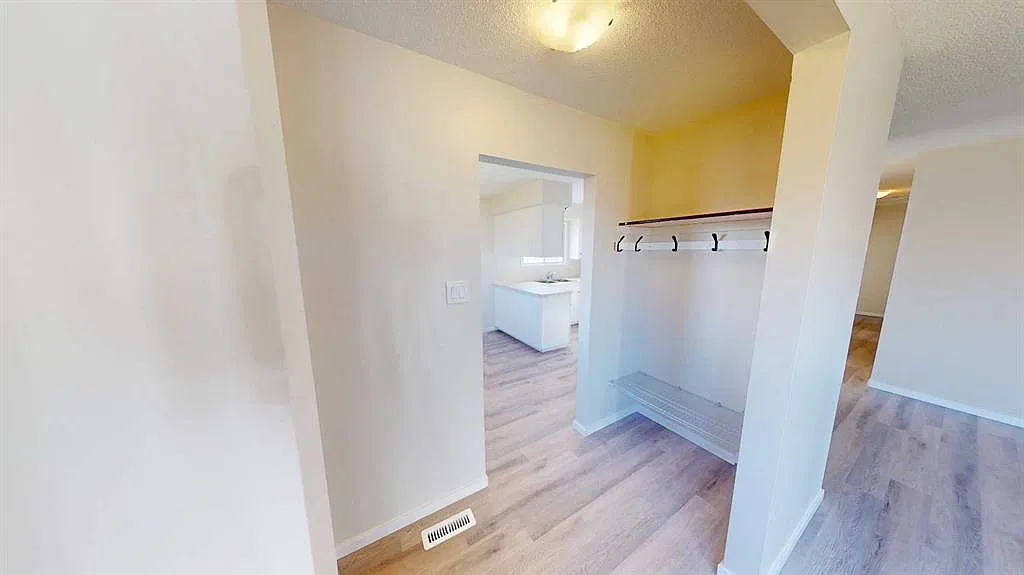 4 bed, 2.0 bath, 1721 sqft, $2,400 — Photo 2