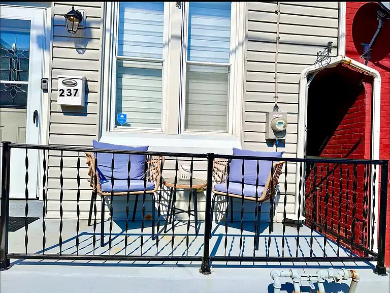237 Chestnut St — Photo 2