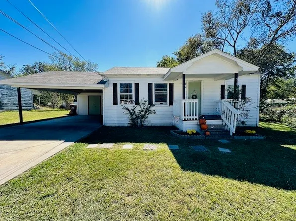 911 W 8th St, Bonham, TX 75418