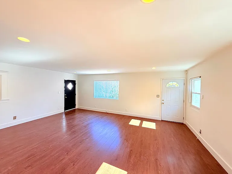 4447 Lockwood Ave — Photo 7