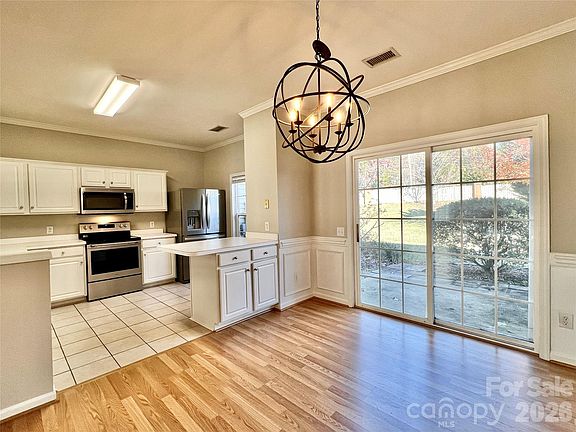 4th image of 2762 Thornbush Ct