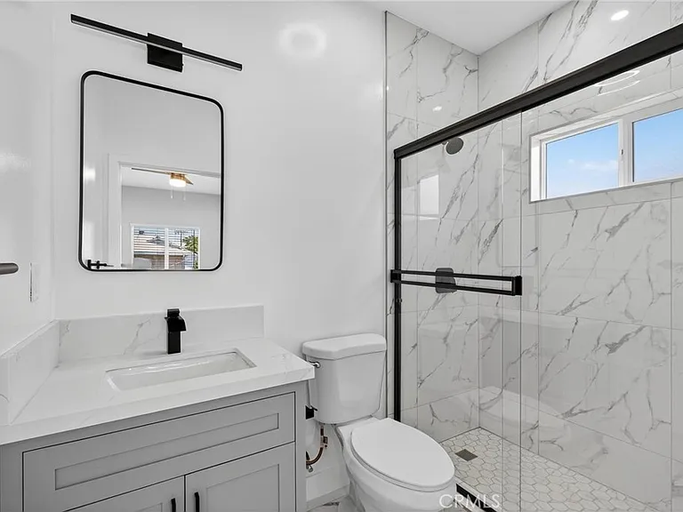 14734 Gilmore St #D — Photo 8
