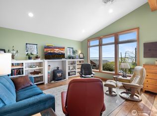 8281 Bayshore Dr, Clinton, WA 98236