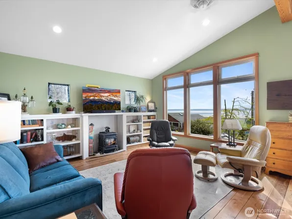 8281 Bayshore Drive, Clinton, WA 98236