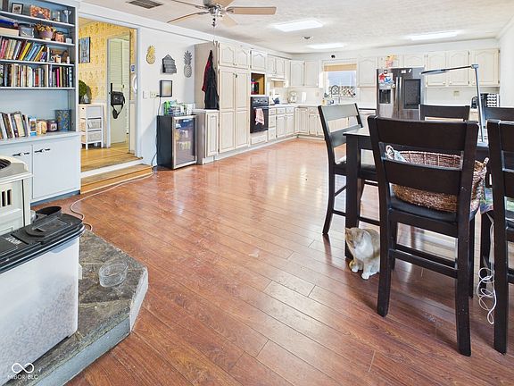 3rd image of 201 N Greenbriar Rd