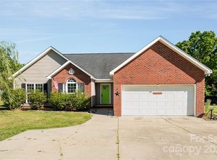 900 Pondside Dr, Wingate, NC 28174