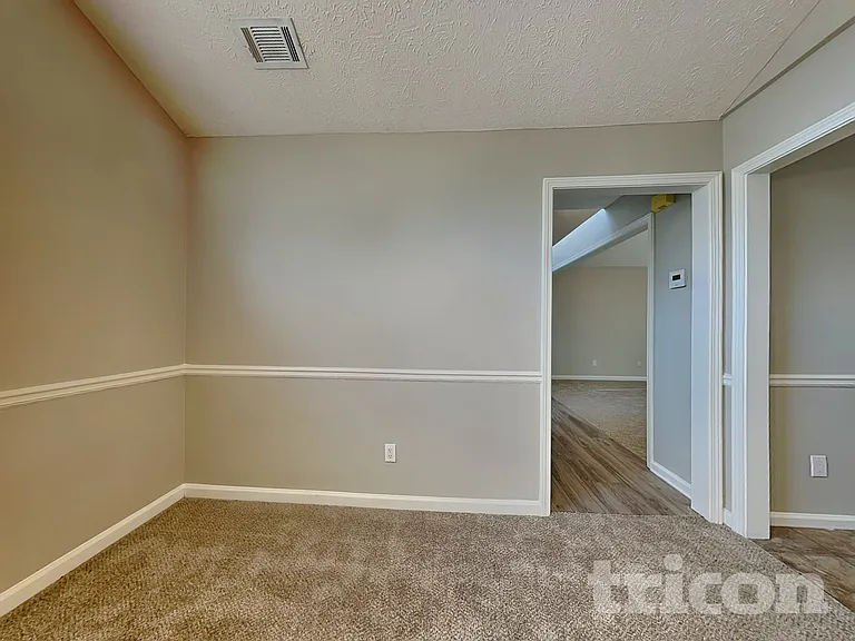 2051 Meadowglen Ln — Photo 5