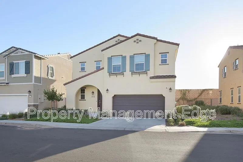 3 bed, 3.0 bath, 2008 sqft, $3,395 — Photo 3