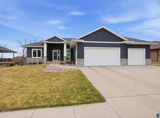 717 N Willow Creek Ave, Sioux Falls, SD 57110