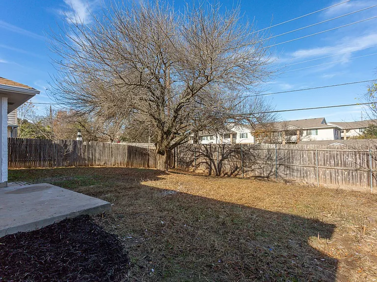 816 Clearwater Trl — Photo 22