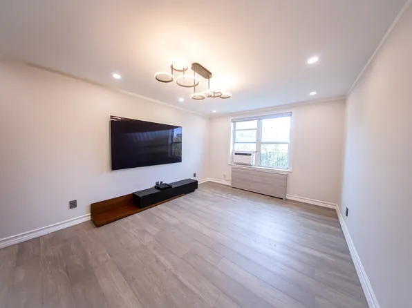 2531 East 7th Street image 2 of 37