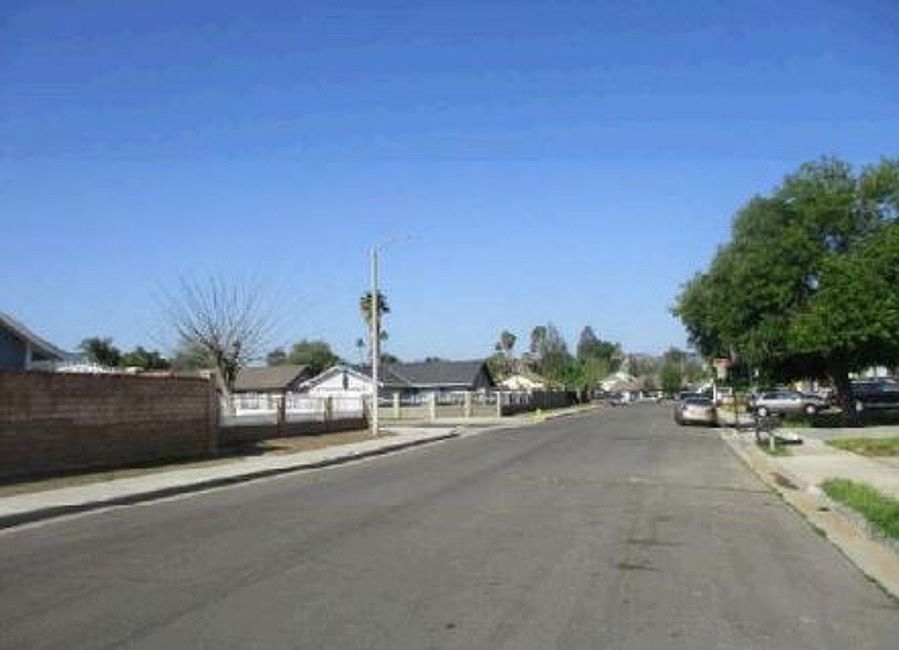 Exterior Neighborhood (street photo)