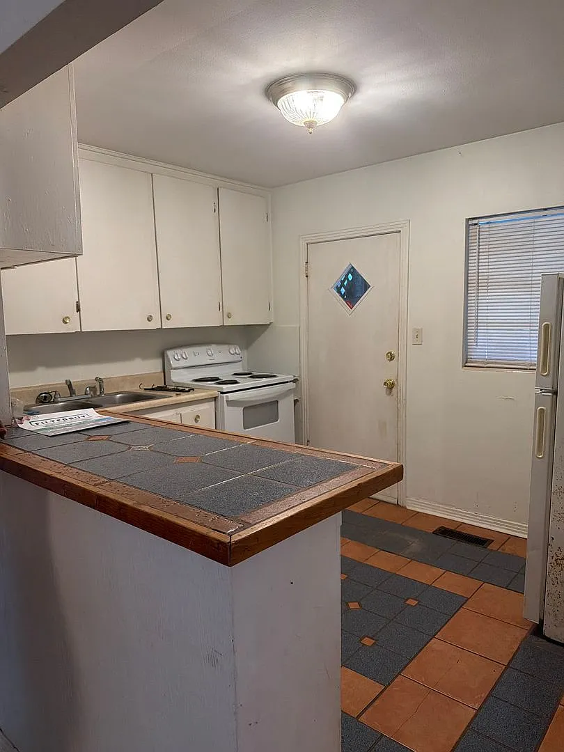 2 Bedroom 1 Bath Duplex Walking Distance to FSU Available NOW — Photo 4