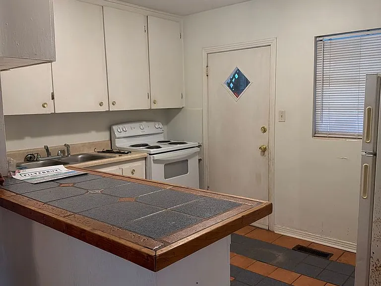 1327 Charlotte St — Photo 4