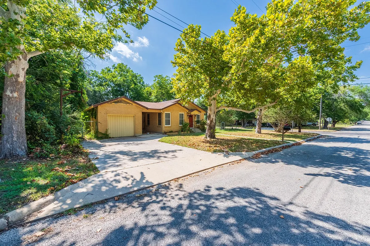 Building Photo - 609 S Pecan Ave