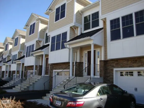405 Woodland Hills Dr, Trumbull, CT 06611
