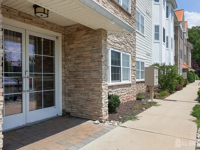 1400 Saint George Ave #303 — Photo 3