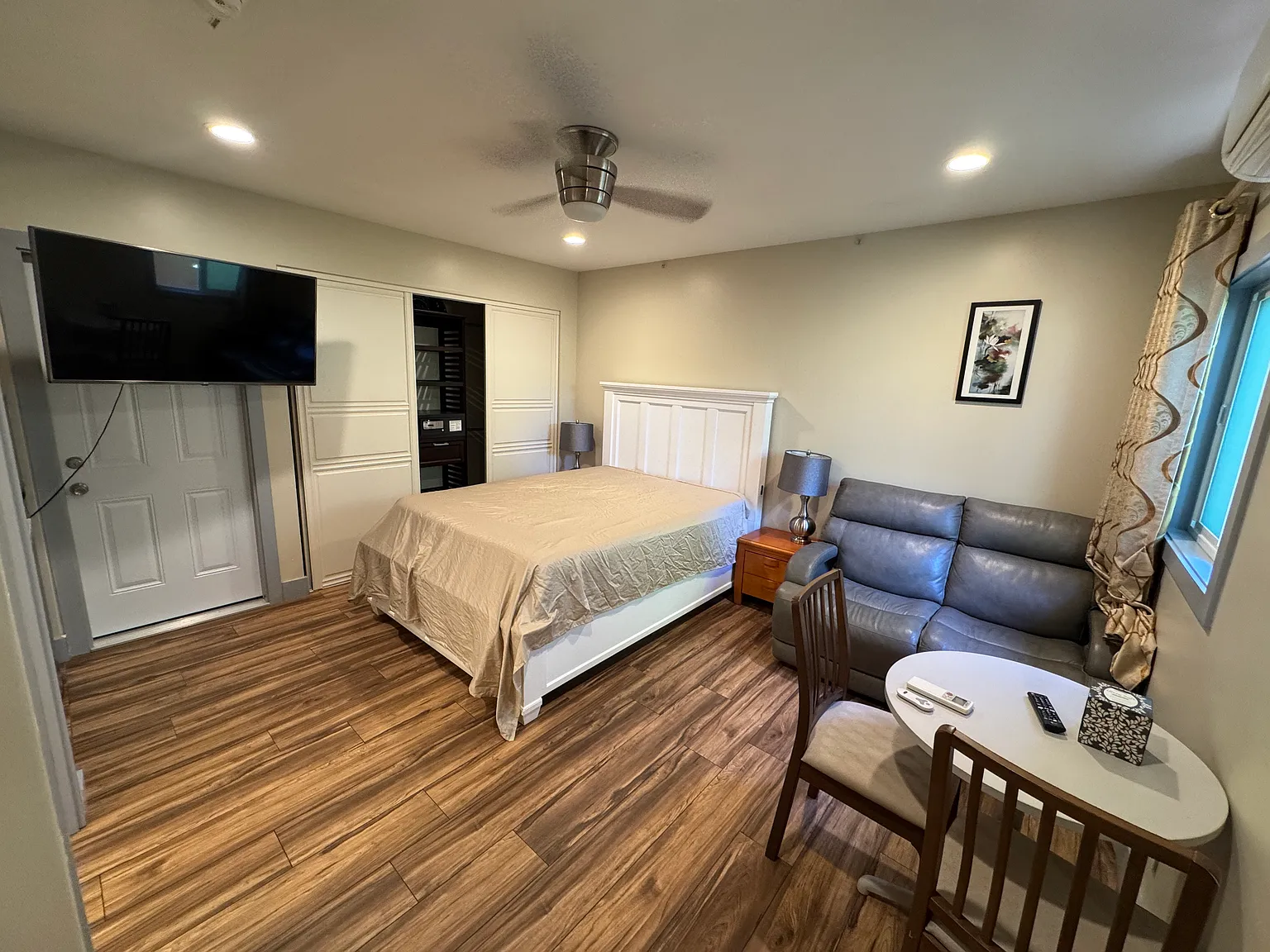 Studio, 350 sqft, $1,900 — Photo 1