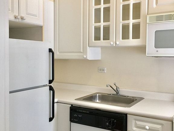 5th image of 420 E 64th St APT W1h