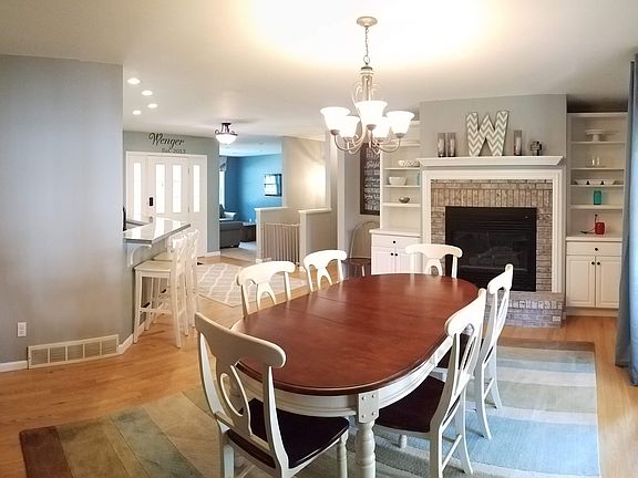 4th image of 143 Larkspur Ln E