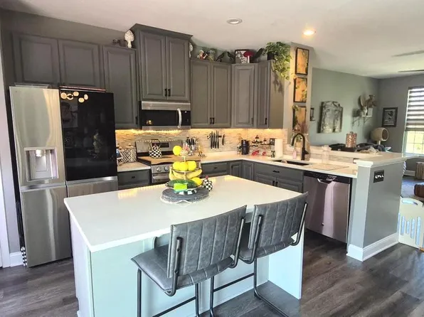 70 Village Green Ln, Sicklerville, NJ 08081