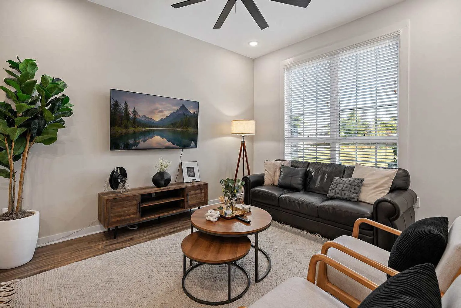 4 bed, 3.0 bath, 1969 sqft, $5,956 — Photo 1