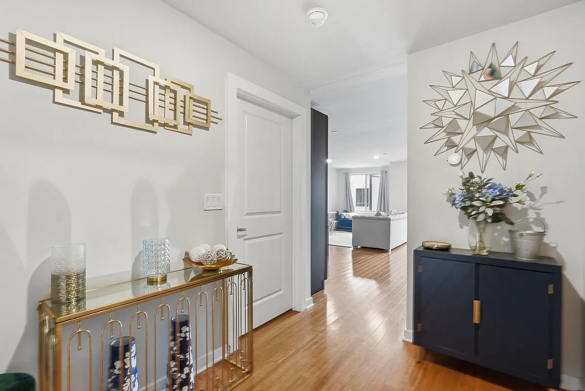2 bed, 1.0 bath, 989 sqft, $2,000 — Photo 1